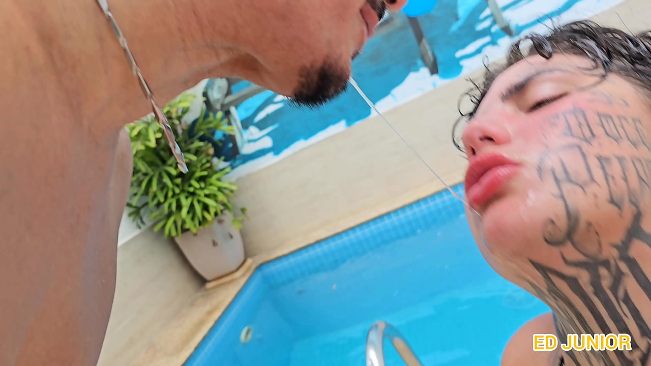 FUDENDO UMA BUNDA GIGANTE COM &Oacute;LEO E SEM CAMISINHA(COMPLETO NO RED E NO SHEER)