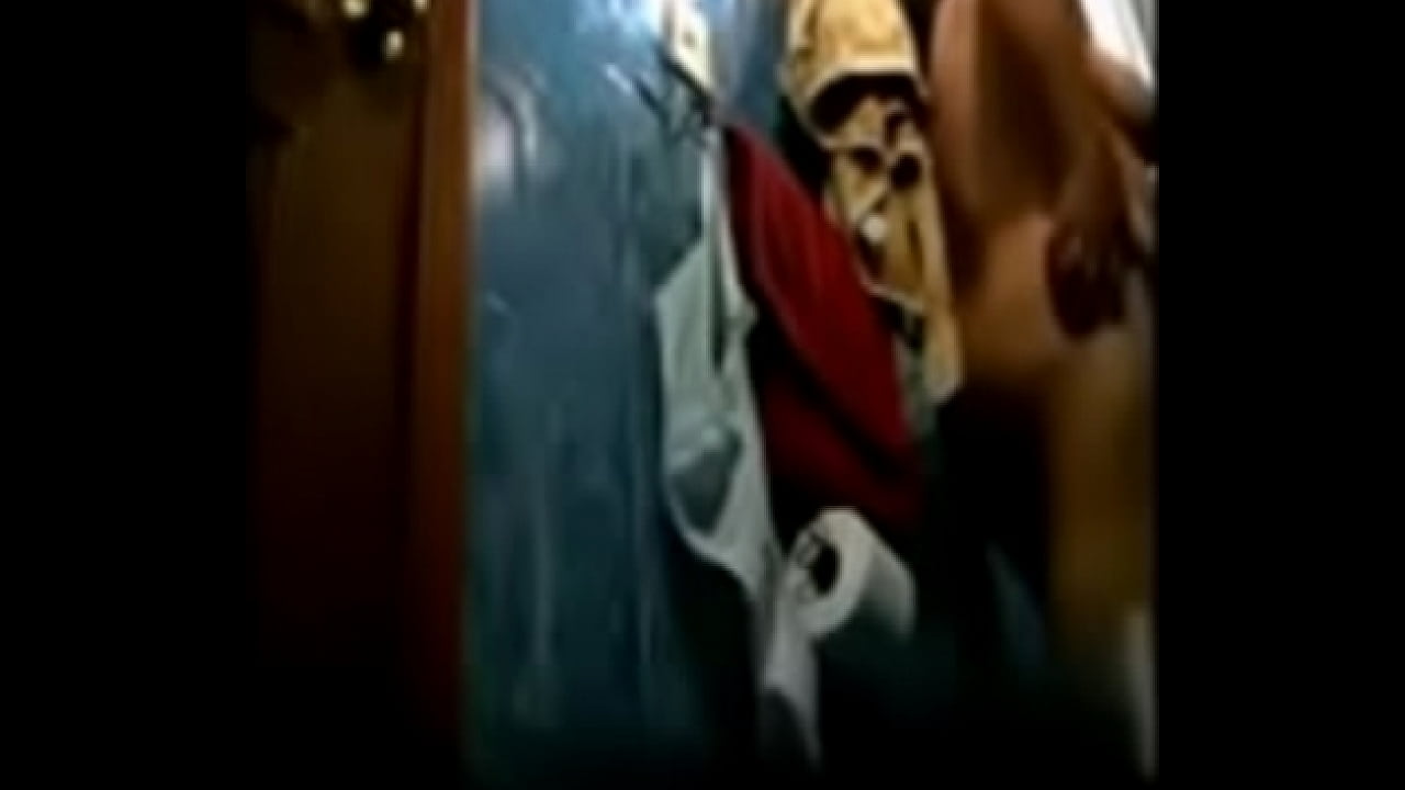 CAMARA OCULTA EN EL BA&Ntilde;O DE UNA MAM&Aacute; BIEN NALGONA