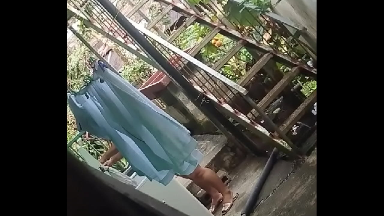 Vecina Nalgona tendiendo ropa