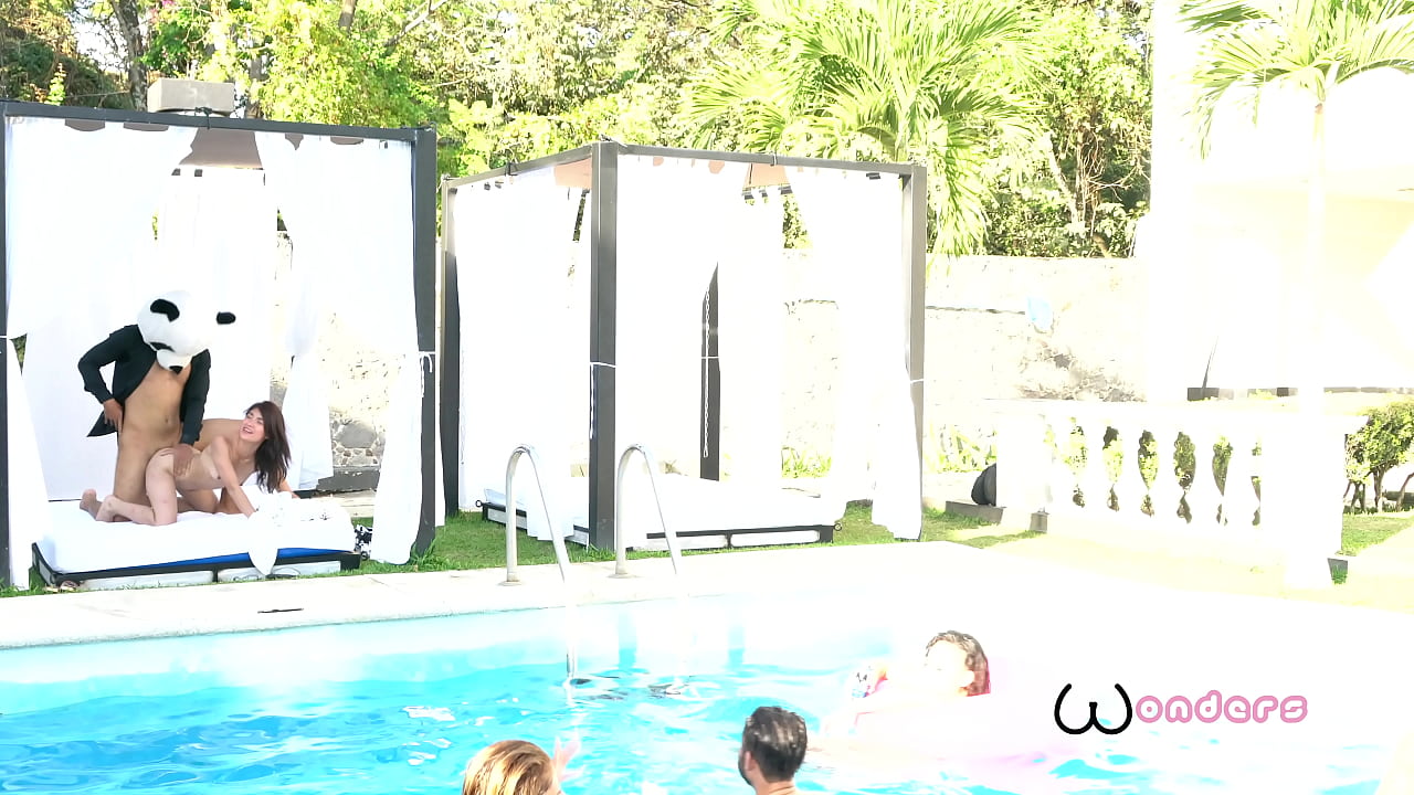 Cogimos todos en una fiesta en la piscina