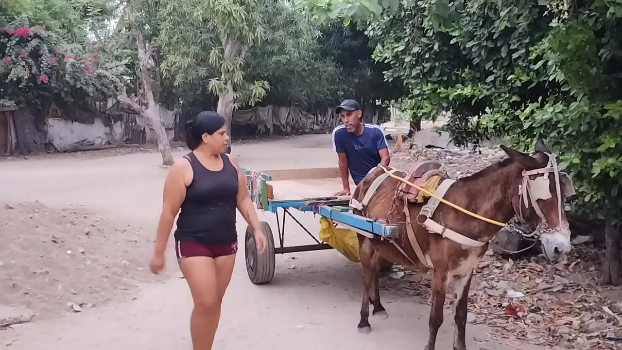 Lleg&oacute; mi vecino y me ayud&oacute; a llevarme a casa y luego termin&oacute; d&aacute;ndome una buena cogida y su rico semen en mi cara!!! Sexo casero amateur