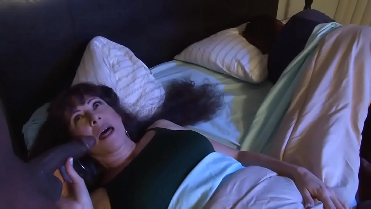 Alexandra chiama un uomo nero per farsi scopare mentre il marito d.