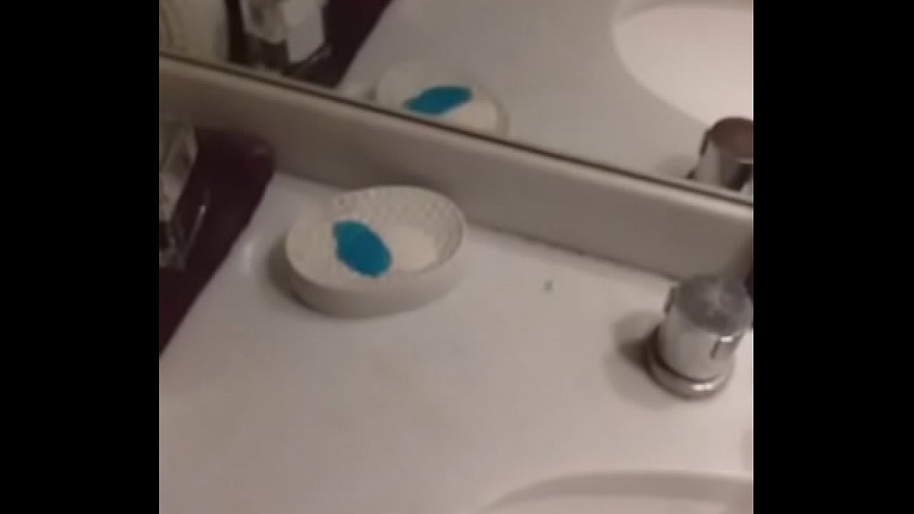 Novinho dotado exibindo o pau