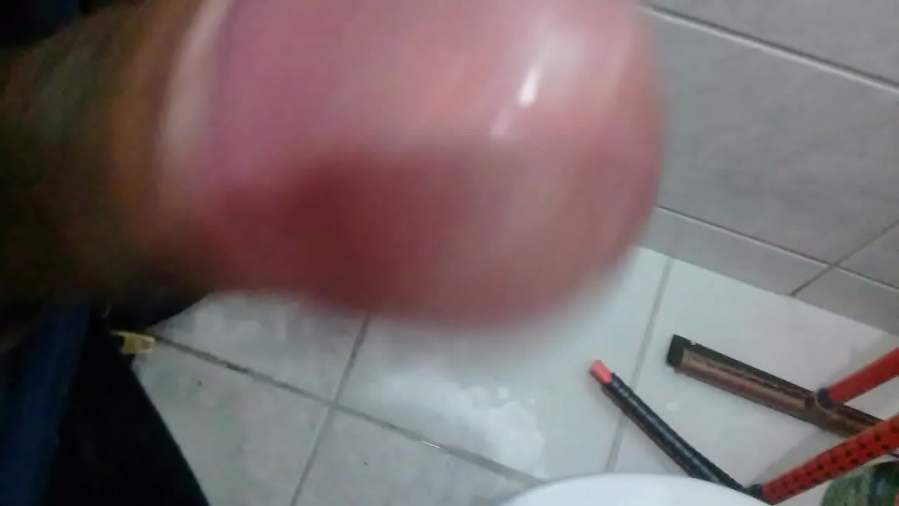 Punhetando com rolo de papel higi&ecirc;nico