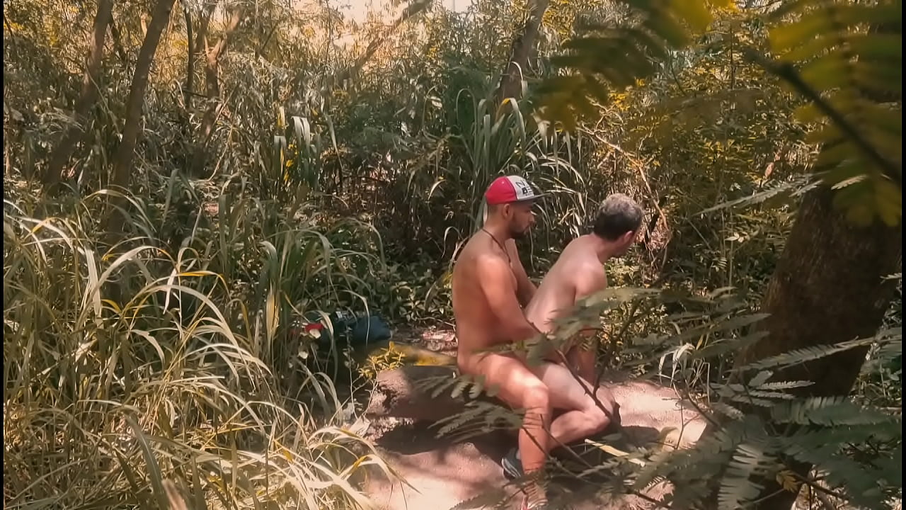 PEGOS NO FLAGRA POR DESCONHECIDOS NO MATO E CONTINUAMOS AT&Eacute; GOZAR.