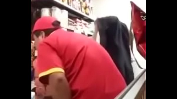 Pendeja de graba  en una tienda.