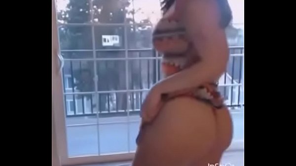 Gostosa tirando a roupa e dan&ccedil;ando ao som de despacito