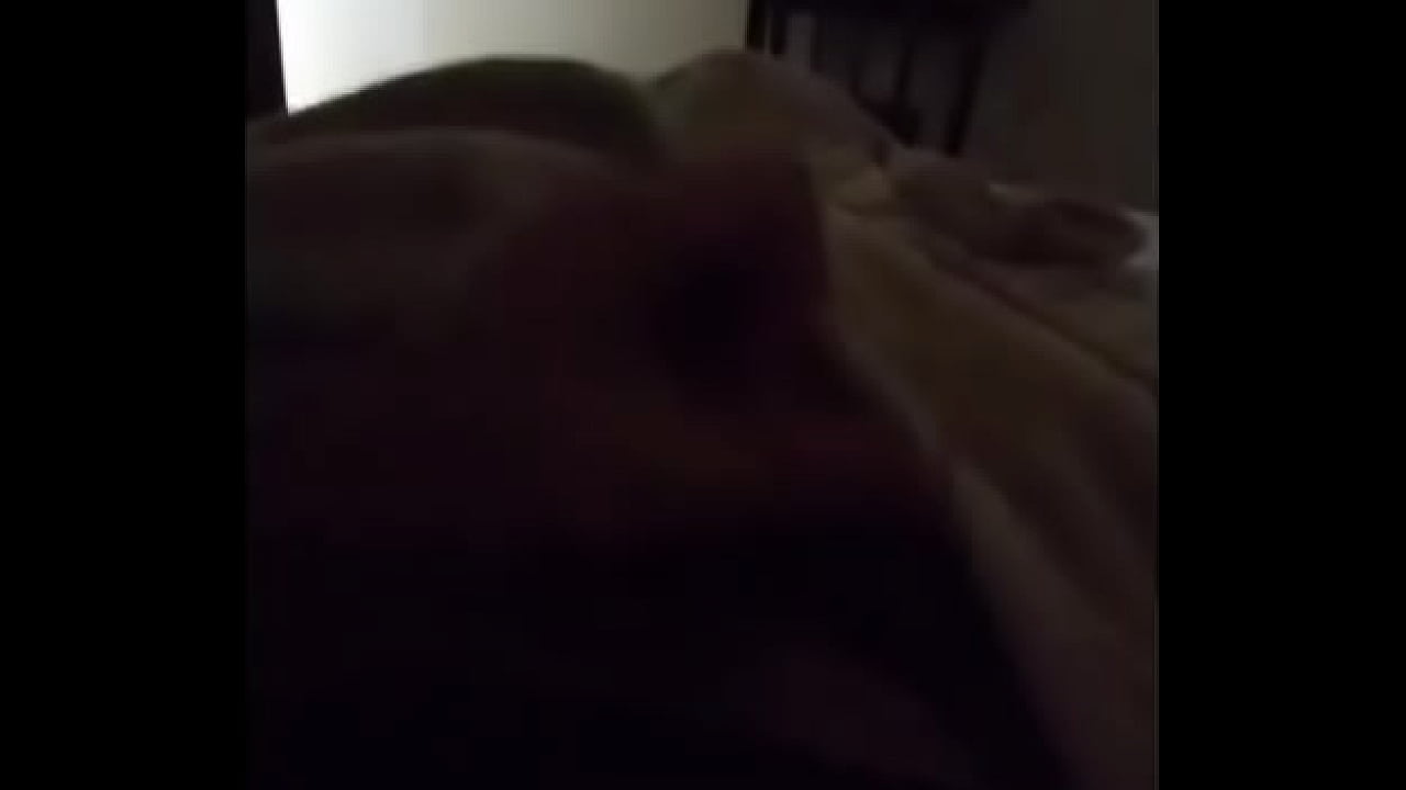 Batendo uma enquanto o amigo na cama de cima.