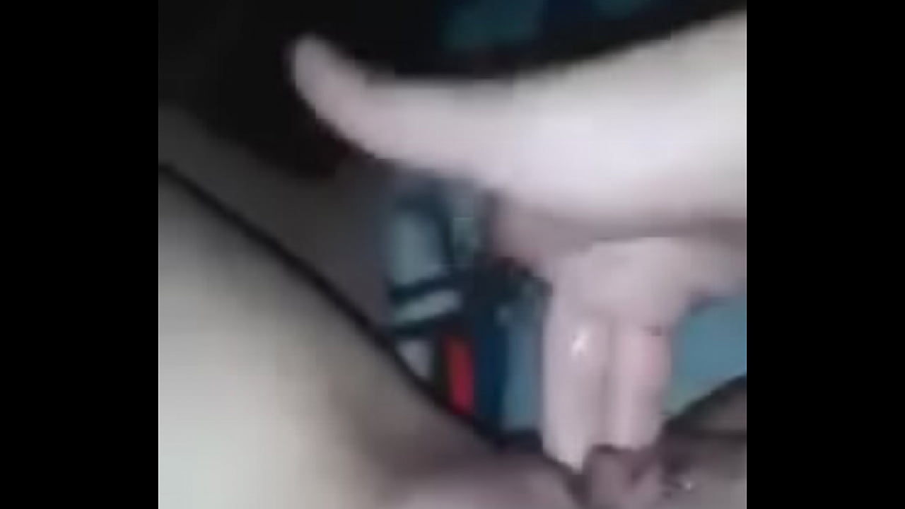 chilena se mete los dedos para comenzar el dia