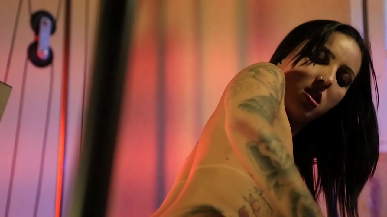 Catra convence personal trainer a fazer um treino um pouco mais quente