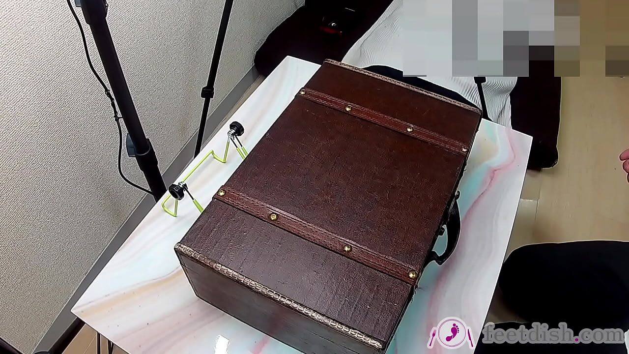 A woman cut in pieces, feet box (6/6)