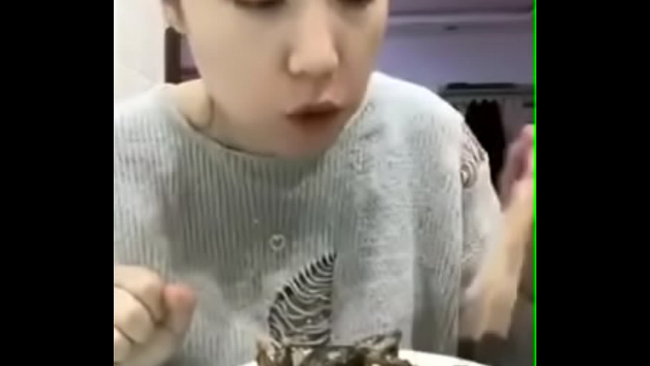 asi&aacute;tica comendo v&aacute;rias pererecas