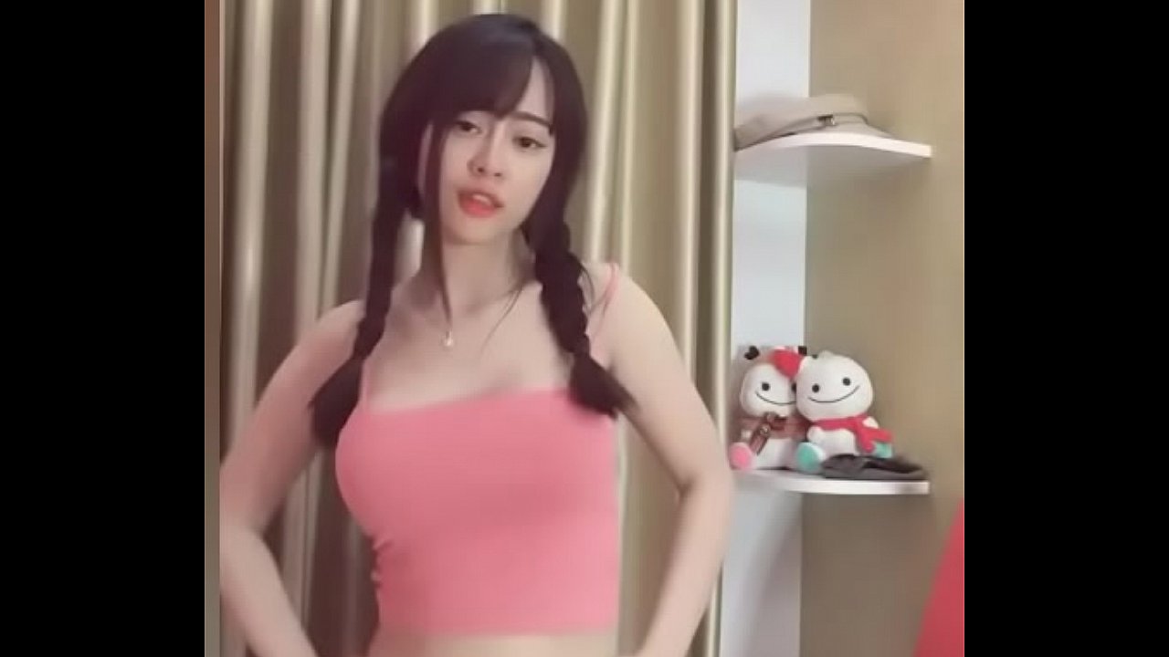 Baila sexy y muestra la cola en pollerita 1/2