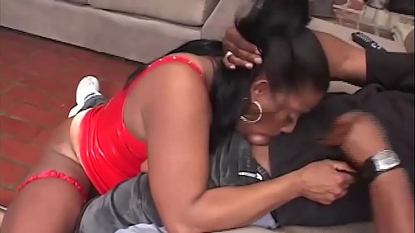 Le encanta pegarse en la pintura y el cuero y luego estirar las piernas en el cielo en el trabajo ... y su trasero tiene algo de eso ...