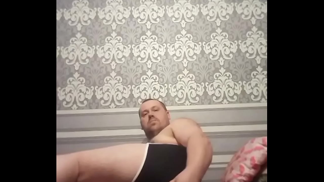 Русский гей трахает свою огромную жопу лёжа на диване и облизывает член любовника после каждого анального проникновения!