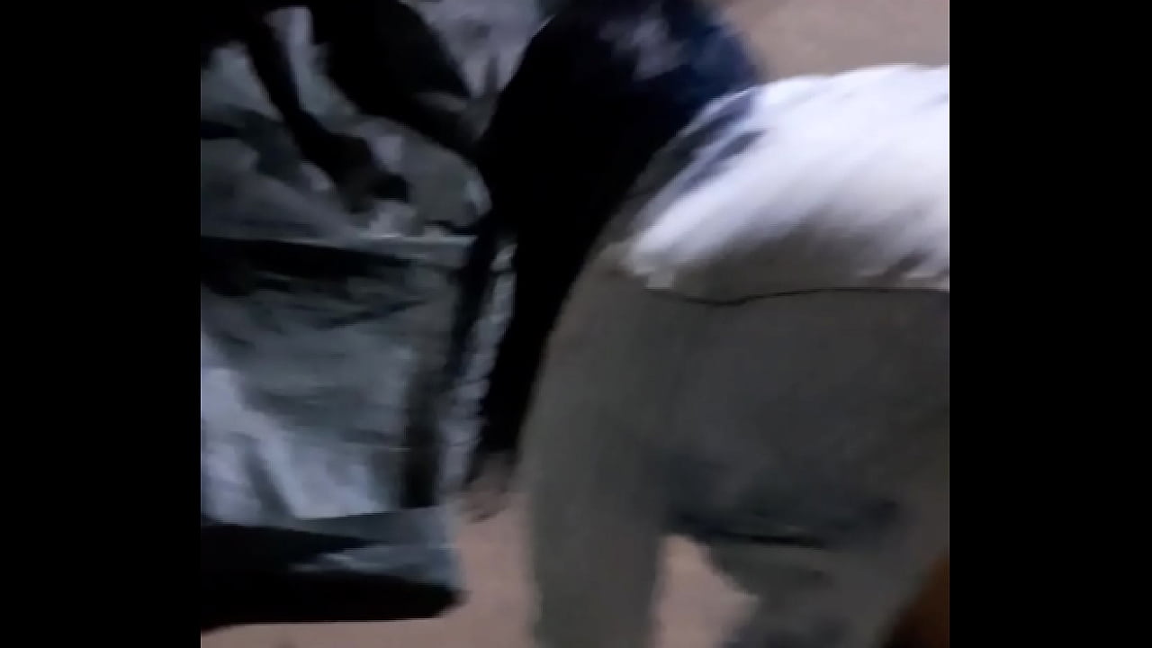 Mi cu&ntilde;ada toda peda y enfiestada abri&oacute; las piernas para follar en la calle me corr&iacute; dentro de su co&ntilde;o caliente.