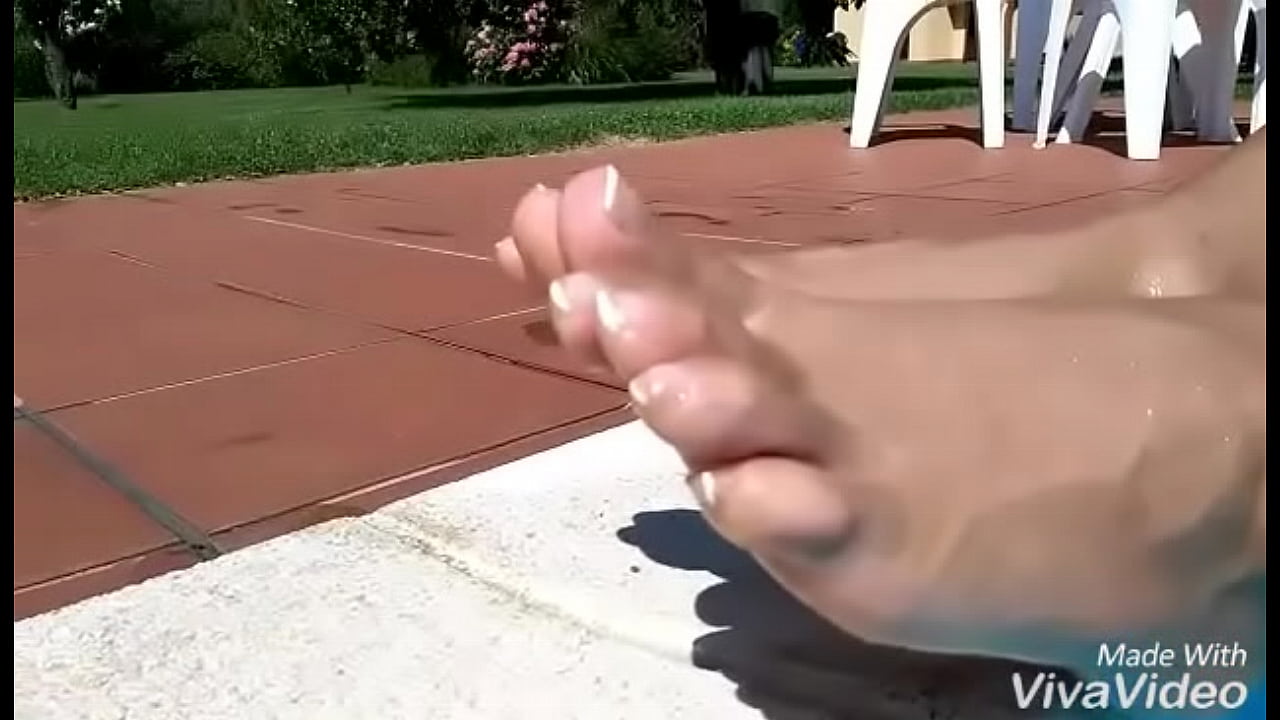 Piedini in piscina by Lady Fetish Italian MILF