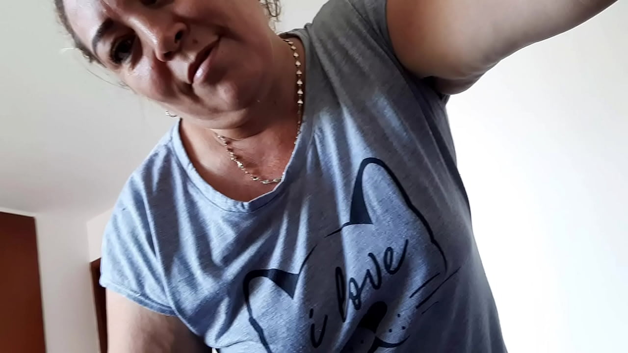 Mi hijastro toca su verga cuando entro en su habitaci&oacute;n