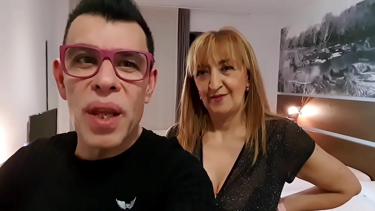 Mi mujer siempre folla con otros y me pone muy cachondo verla. Hoy se lo monta con un yogurin y me apunto a la fiesta