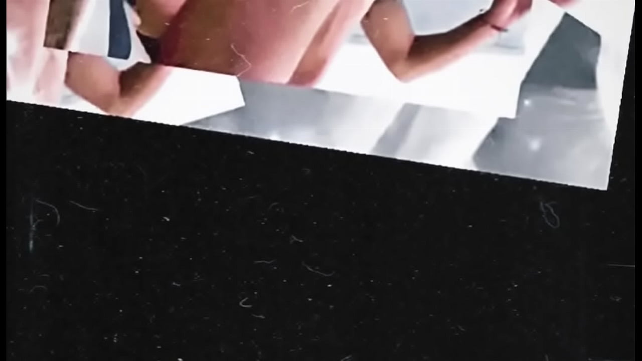 Hombre heterosexual con jaula de castidad en su peque&ntilde;o pene se mete un pepino en su culo