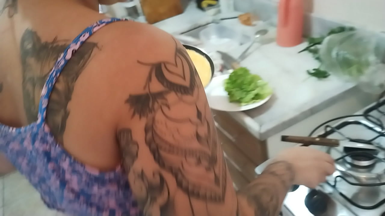 Meu marido gravando eu cozinhando fiquei excitada ele falando do amigo fiz um boquete