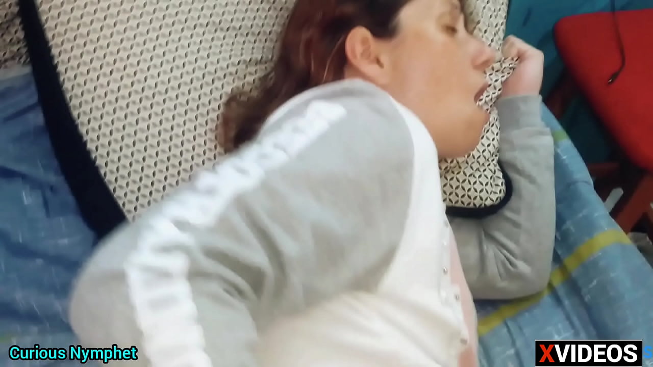 Curious Goddess - gr&aacute;vida gostosa bunda grande de meias brancas fodendo sua buceta mostrando seu cu vendo ela mamando cacete