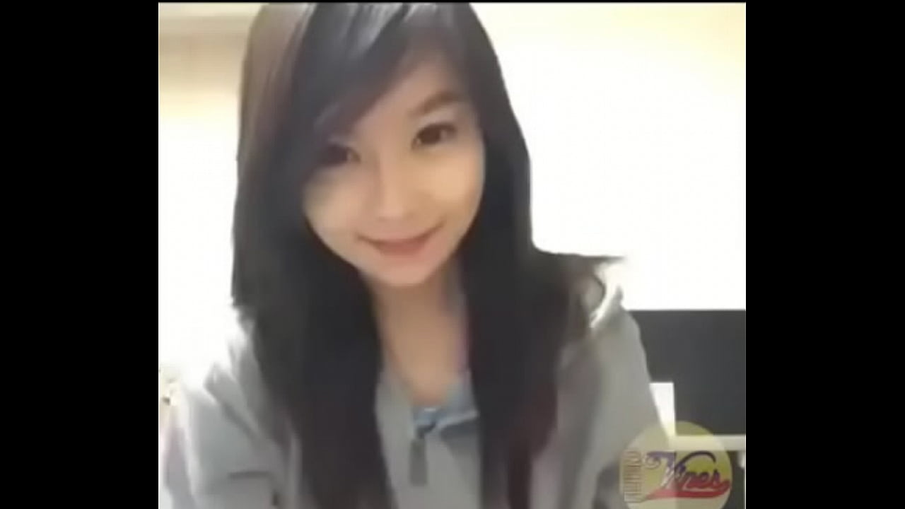 asiatica amorzinho linda mexendo as m&atilde;os