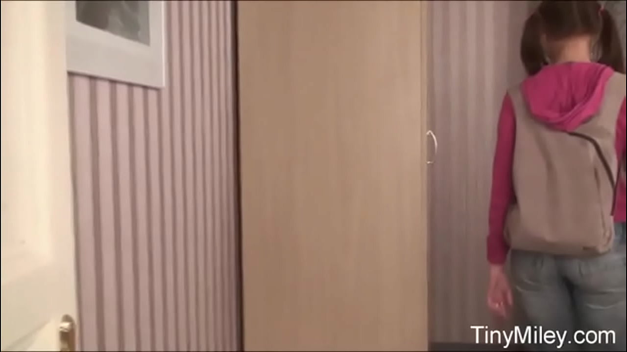 Tiny Miley dances infront of a mirror naked