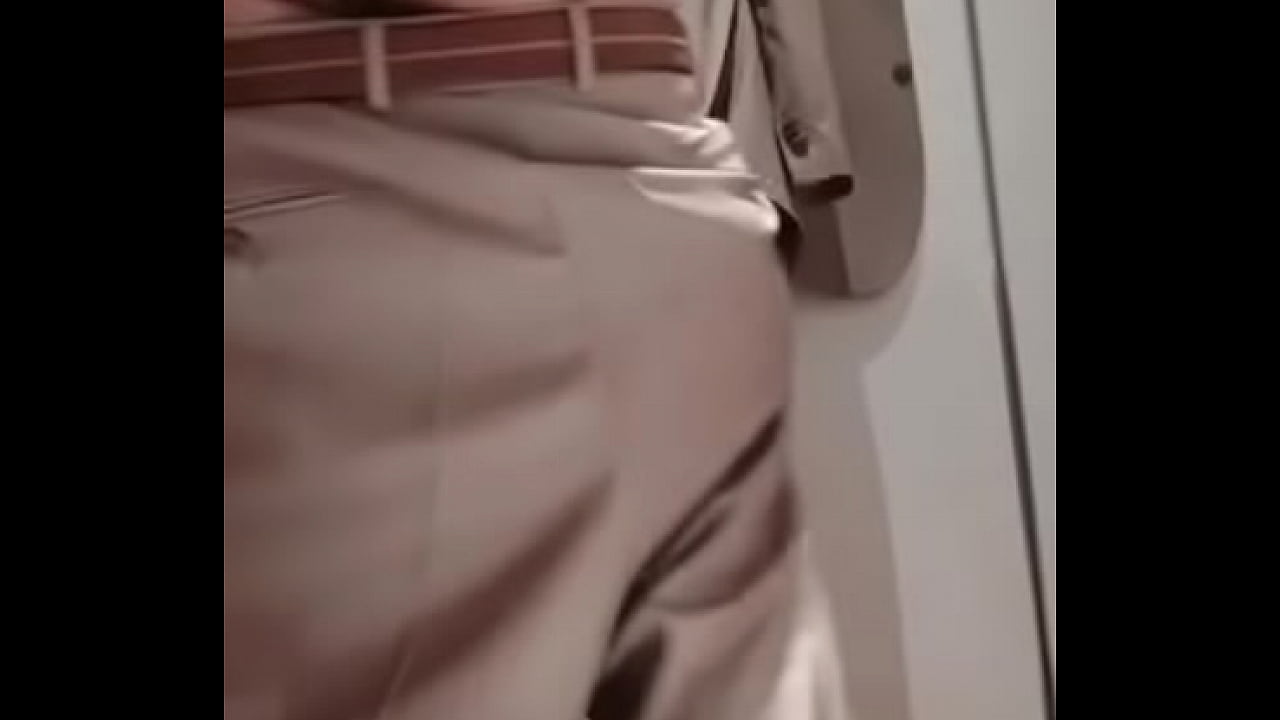 En los ba&ntilde;os, buscando acci&oacute;n.