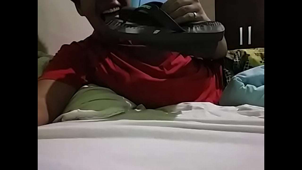 Lambendo minhas Havaianas, j&aacute; comecei a ficar com tes&atilde;o e meu pau j&aacute; ficou duro