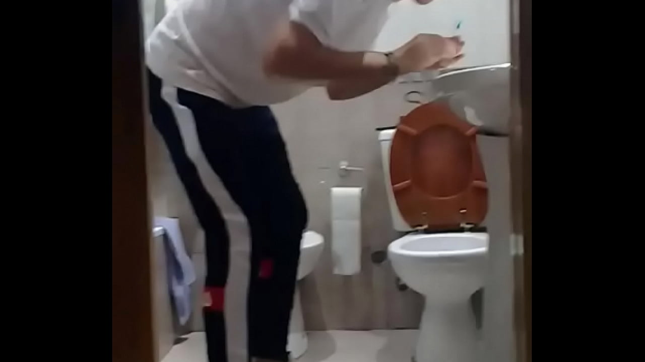 Padre se encuentra a su h. masturbandose