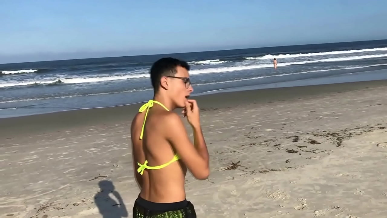 Loira e morena de biqu&iacute;ni na praia safadas