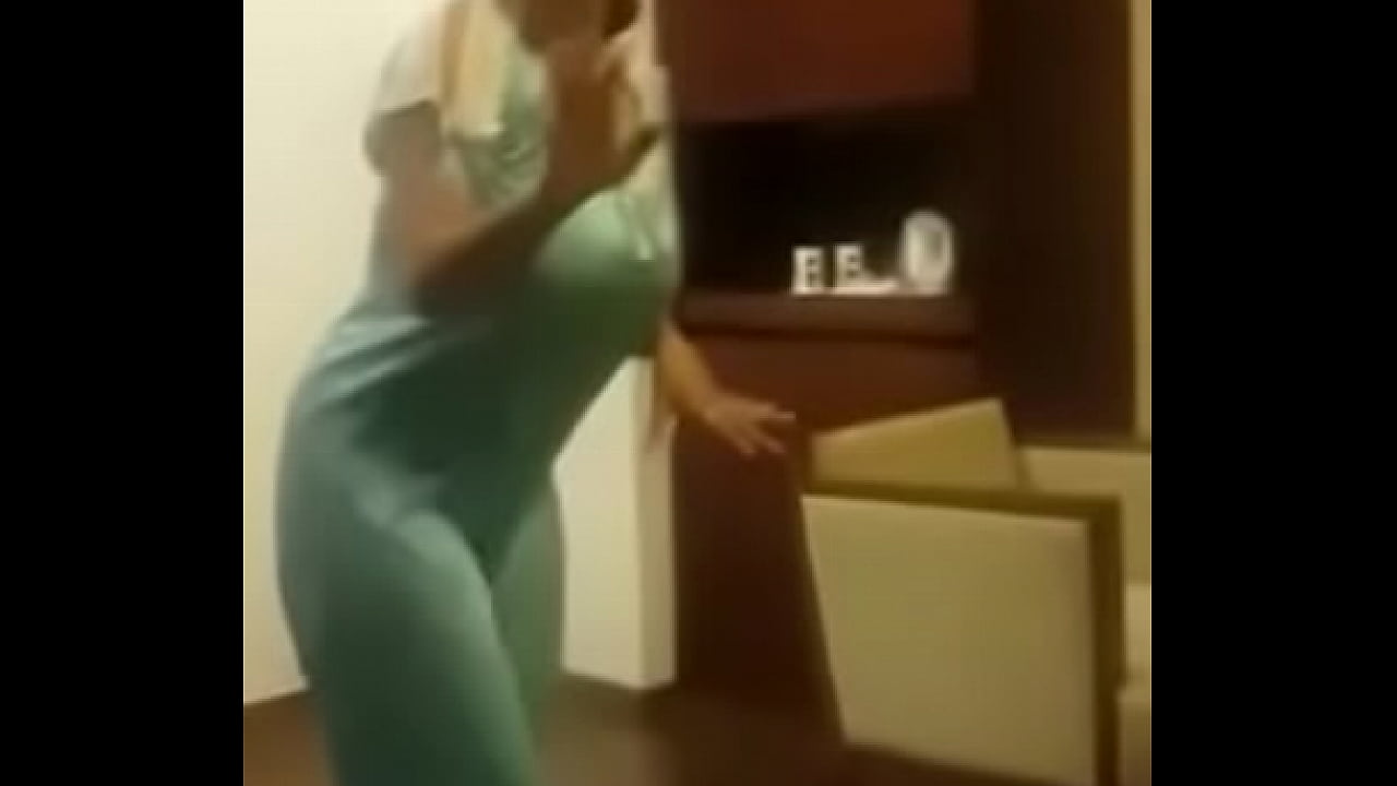 மேலாடையின்றி ஆட்டம் போட்ட பெண்ணின் பாப்பா குலுங்கியது எப்படி