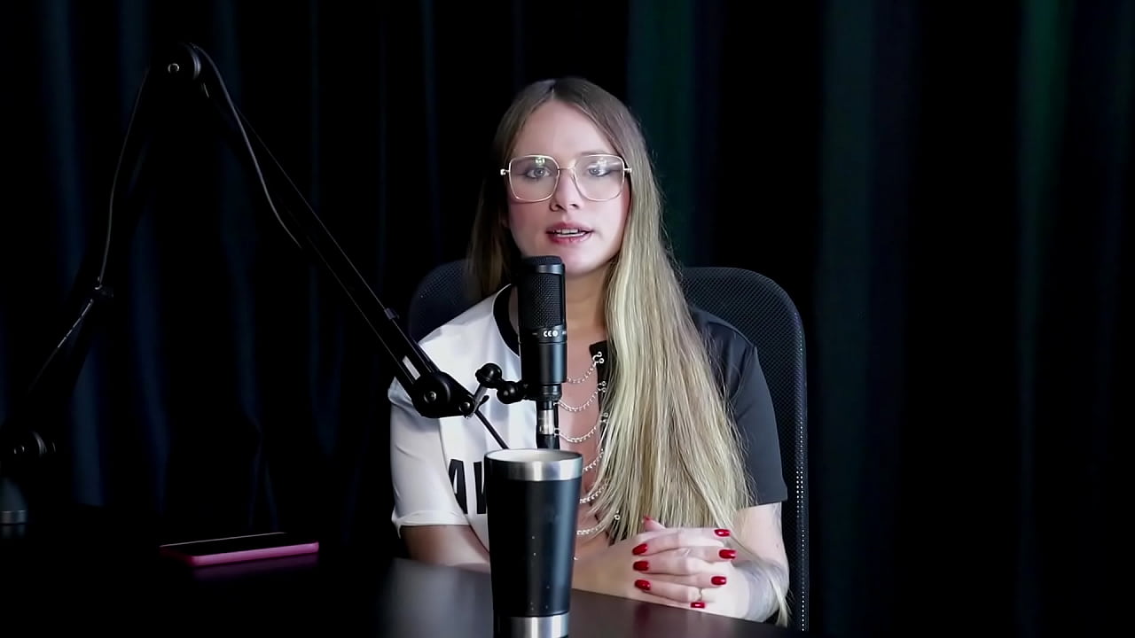 Come&ccedil;ou como modelo depois de se fazer ser demitida, fez v&iacute;deos de sexo hot, a fam&iacute;lia aceita bem, e quando gravou com mulheres... - Naty Varga (SHEER/RED)