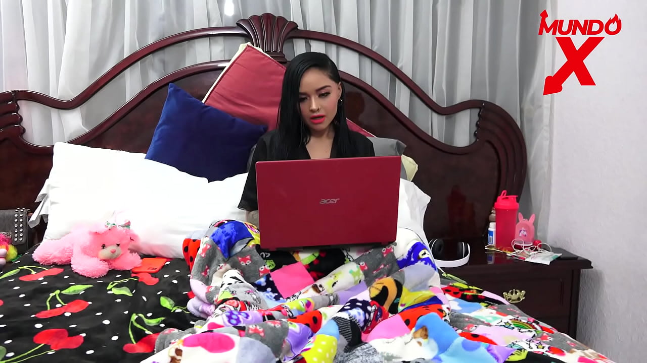 his internet is useless and he calls an expert to solve it and she takes the opportunity to fuck him