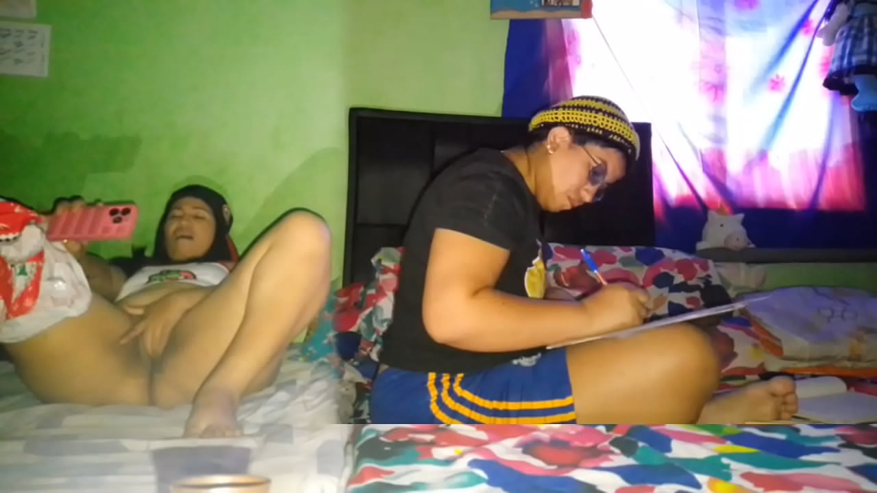 Me masturbo mi gran co&ntilde;o mientras mi hermanastra hace la tareas de la universidad