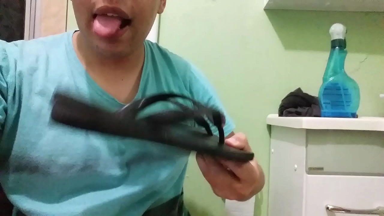 Hoje eu estava sozinho na casa dele e ent&atilde;o ele tinha sa&iacute;do mais saiu com outro cal&ccedil;ado e deixou o chinelo em casa ent&atilde;o aproveitei muito!