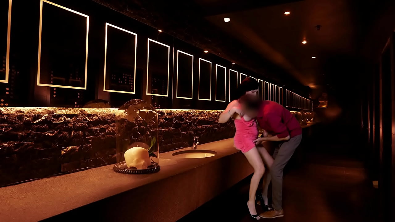 Enga&ntilde;a al marido con desconocido en el ba&ntilde;o del club nocturno