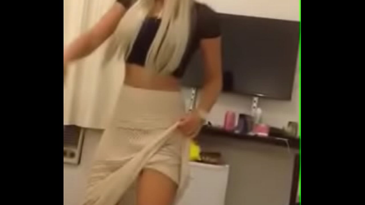 Crys Gabiatti safada de quatro rebolando funk