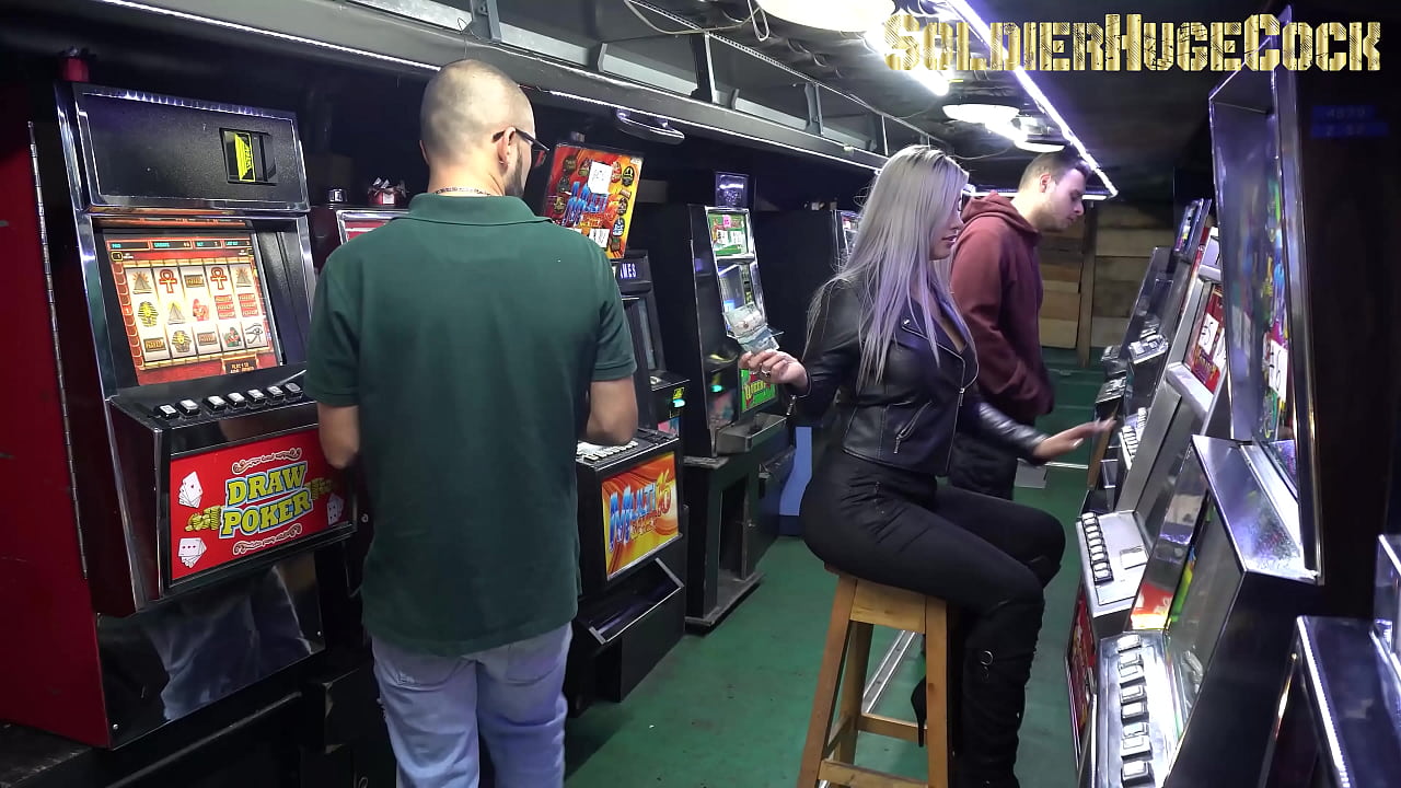 Ashley Grey se esta quedando sin credito en este raro casino, asi que aprovecha y obtiene sexo a cambio de mas credito