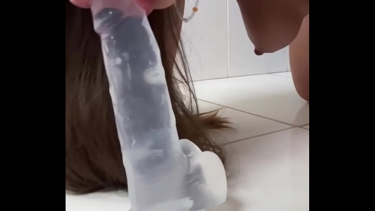 Con dildo y plug estudiante llega de la universidad muy arrecha y aprovecha el ba&ntilde;o para masturbarse con tanto placer .