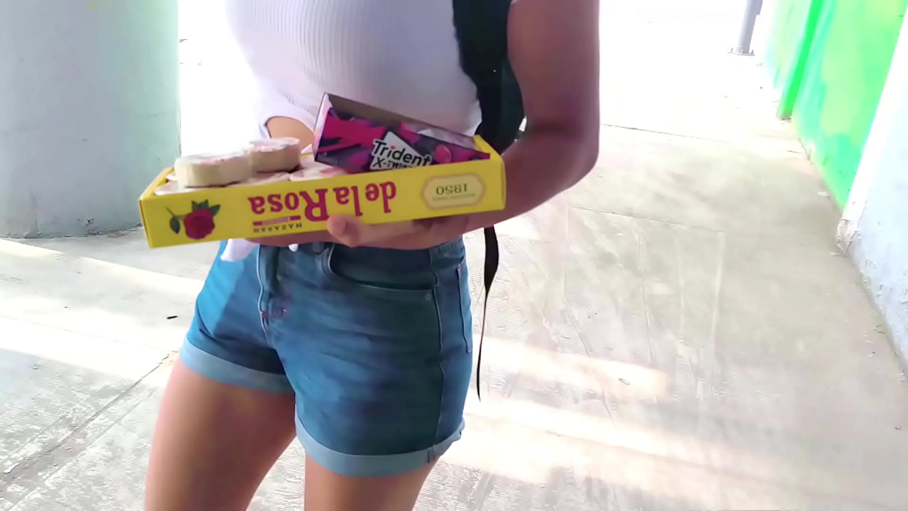 &iexcl;Peque&ntilde;a Vendedora Ambulante Termina en un Hotel con un Desconocido! C&aacute;mara Oculta