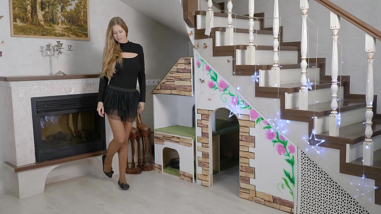 BLONDE SHOW PUSSY AND VERY HOT JERK OFF