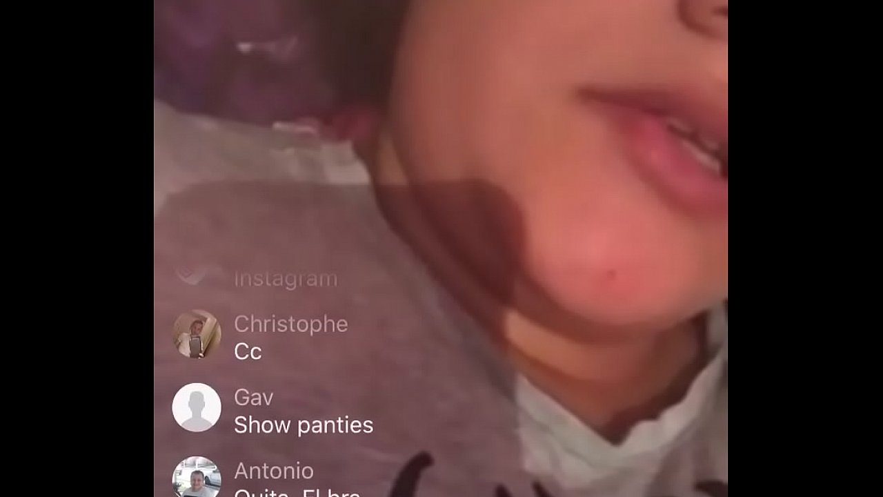 Novinha bate uma e lambe os dedos