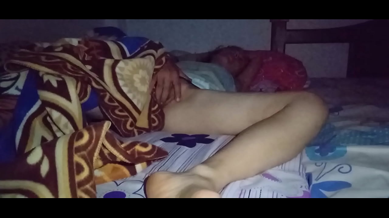 follando a una rica latina cachonda, compartiendo cama con un gran creampie.