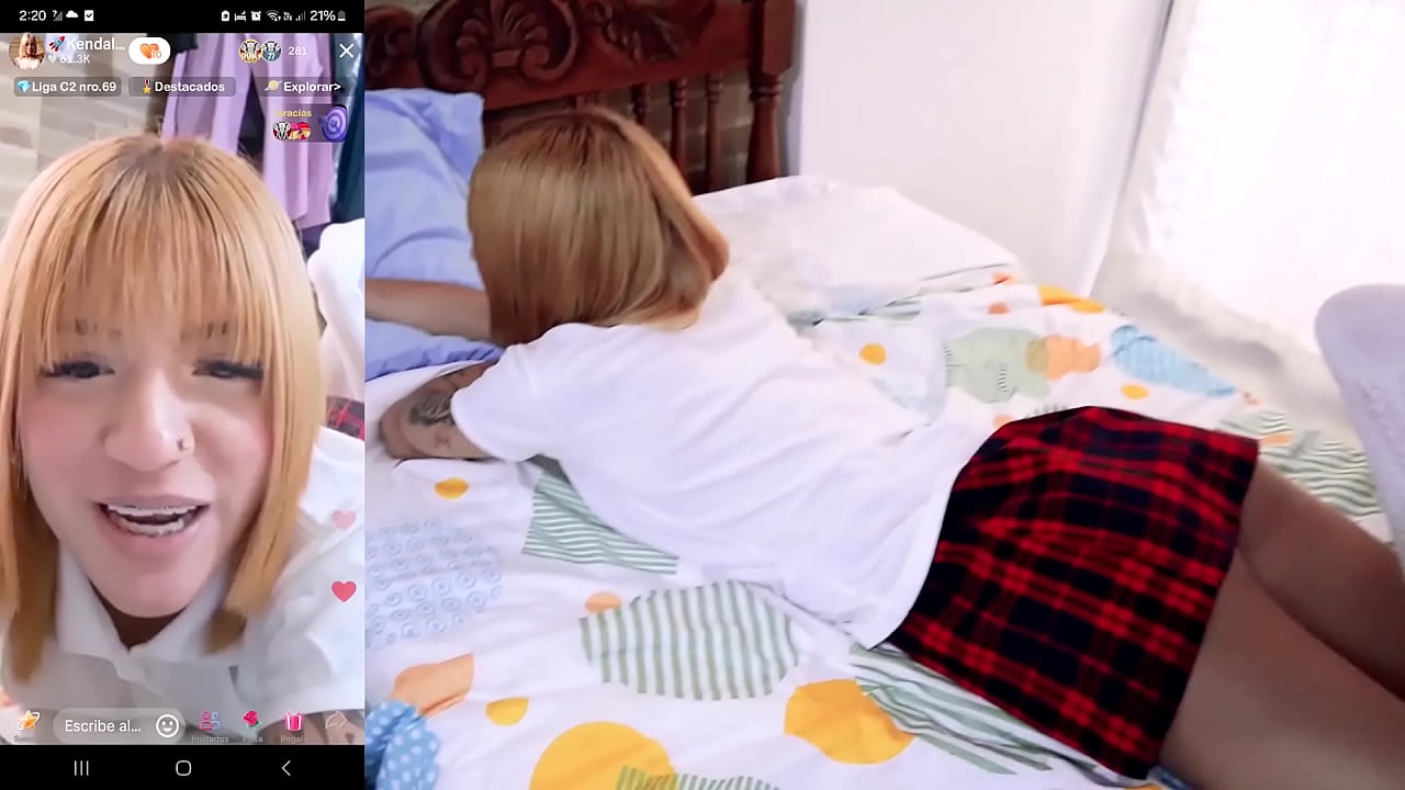 PScb Colegiala rubia venezolana se deja coger en vivo por su novio mientras hace un live de tik tok