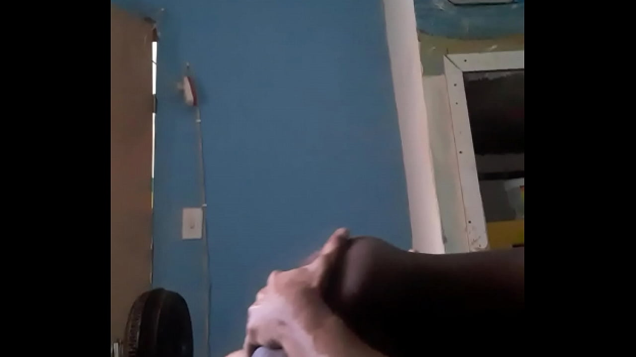 Preta safada sentando