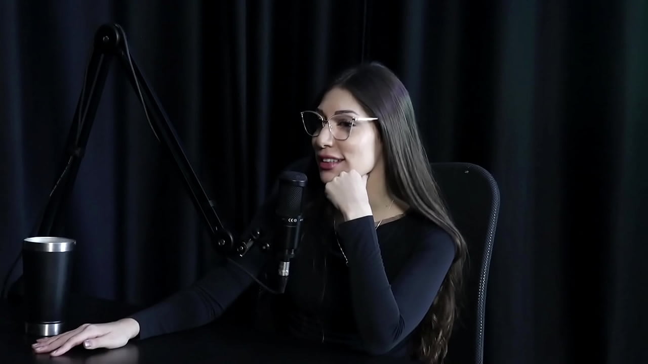 Com dezenove anos decidiu fazer atendimentos, teve um relacionamento abusivo, fugiu de casa, e seu primeiro cliente a tratou bem - Melina Khalifa (WATCH ON: SHEER/RED)