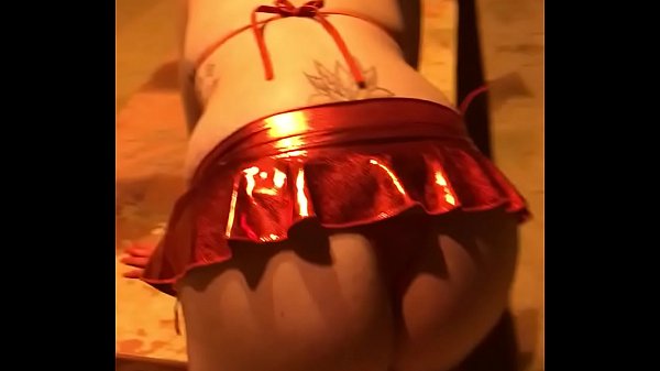 P&uacute;blico exibicionismo, desejo ardente e selvagem de f&ecirc;mea exposta em p&uacute;blico, demarcando territ&oacute;rio com seus horm&ocirc;nios e aroma, cadela receptiva..