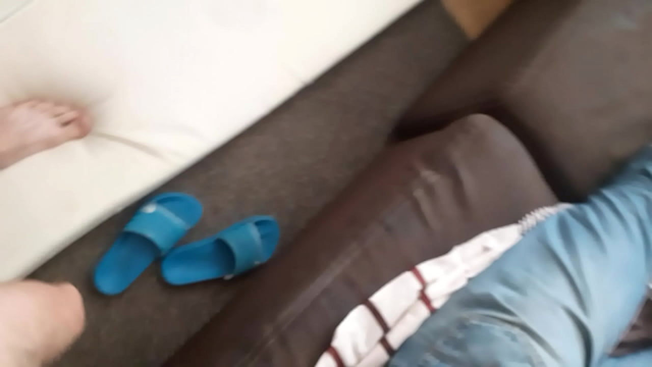 Mama ze swoim kolegą w ł&oacute;żku A syn robi jej plac&oacute;wkę